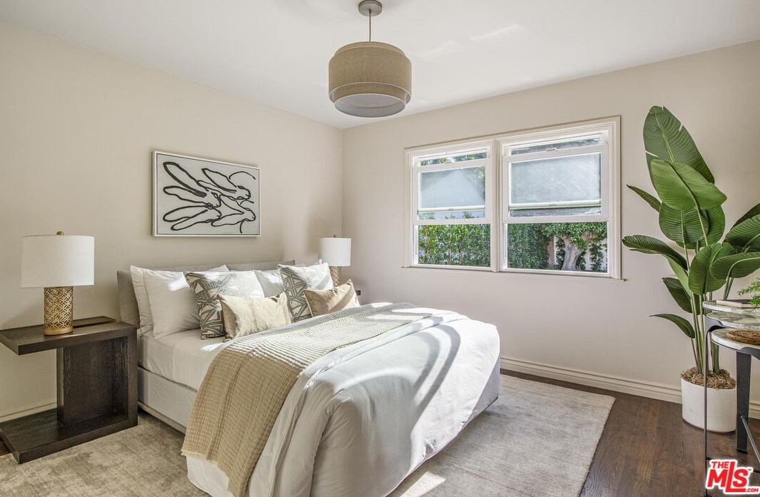 4845 Matilija Ave, Van Nuys CA  91423-2422 exterior