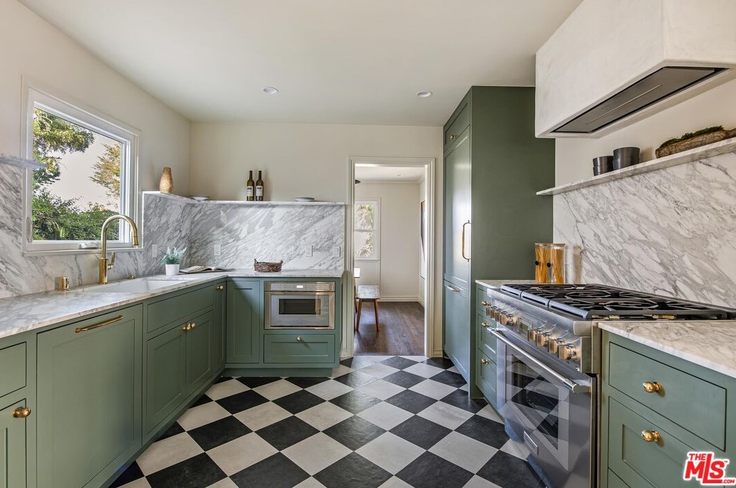 4845 Matilija Ave, Van Nuys CA  91423-2422 exterior