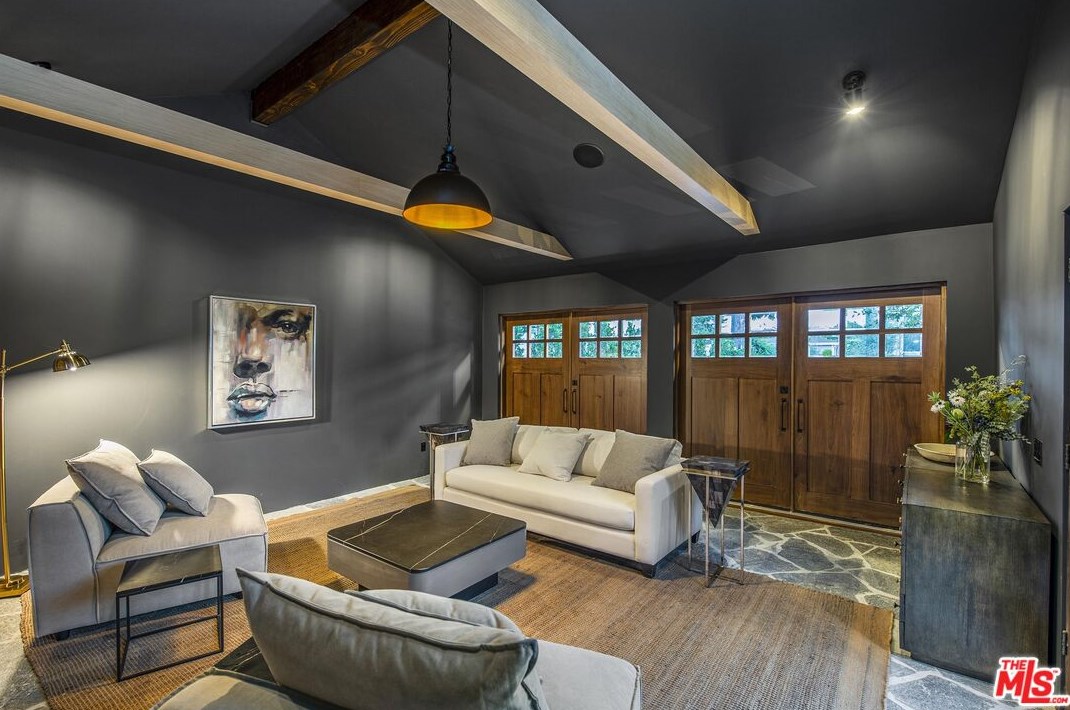 4845 Matilija Ave, Van Nuys CA  91423-2422 exterior