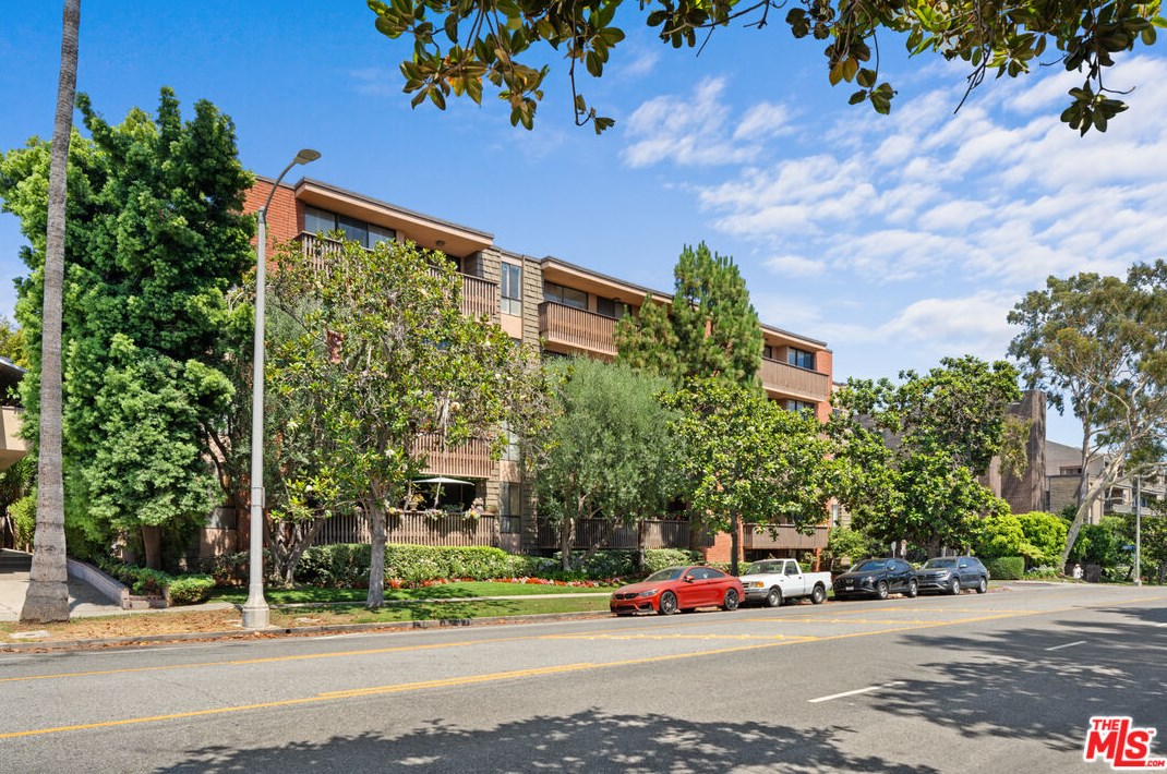2276 Beverly Glen Blvd, Los Angeles CA  90064-2433 exterior