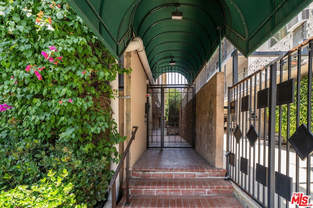 1023 Hancock Ave, Los Angeles CA  90069-4063 exterior
