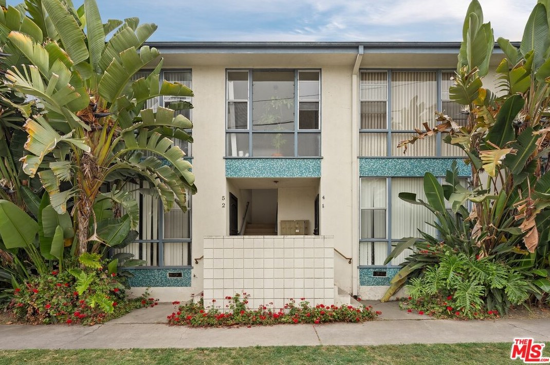 8560 Whitworth Dr, Los Angeles CA  90035-2529 exterior