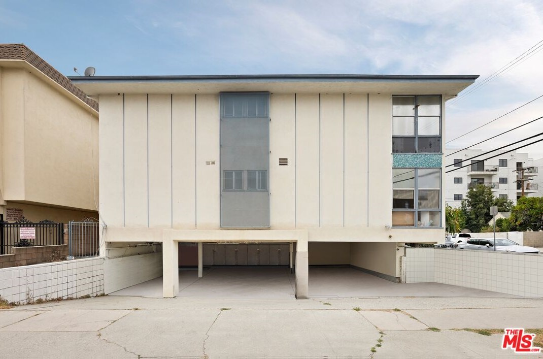 8560 Whitworth Dr, Los Angeles CA  90035-2529 exterior