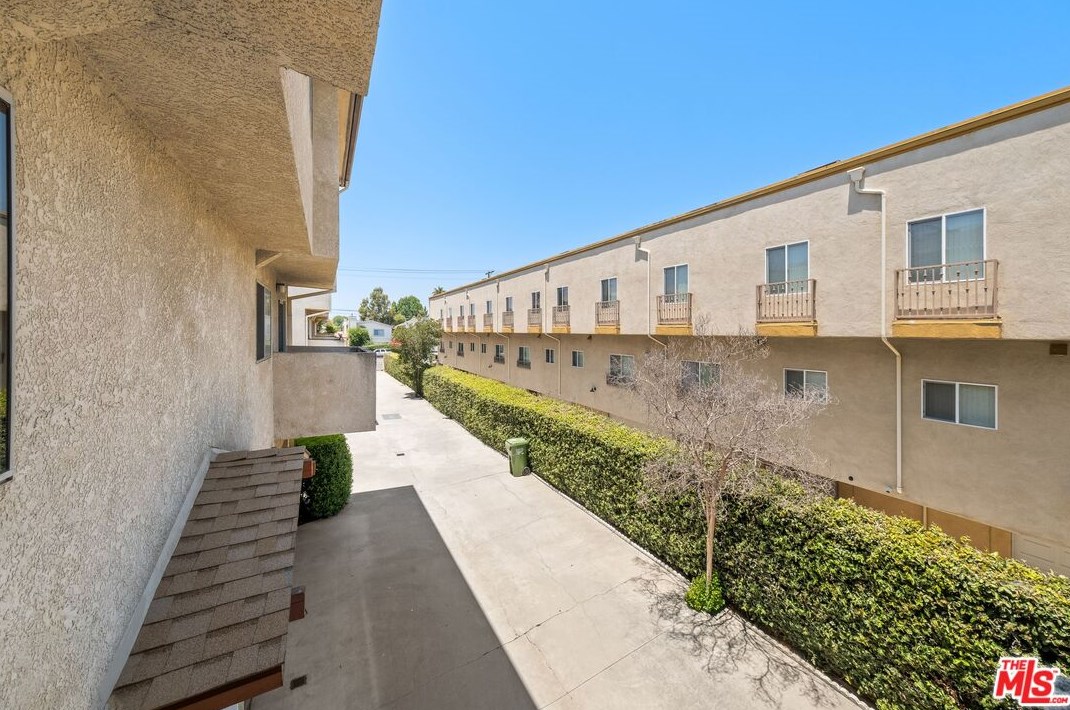 7332 Balboa Blvd, Van Nuys CA 91406-2768 exterior