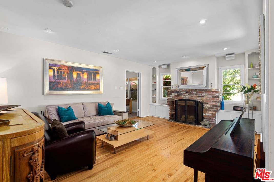 7301 82nd St, Los Angeles CA  90045-2418 exterior