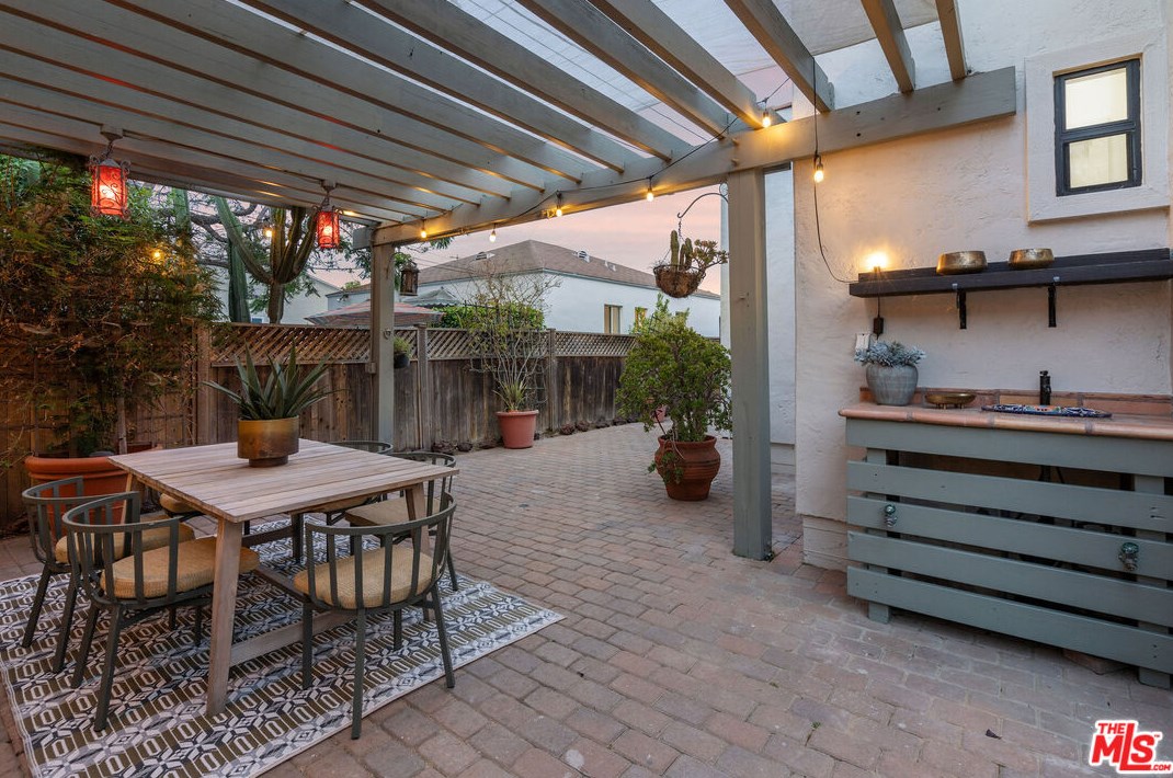 9107 Hargis St, Los Angeles CA  90034-1928 exterior
