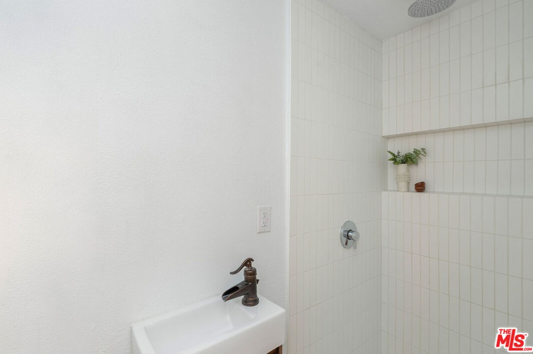 9107 Hargis St, Los Angeles CA  90034-1928 exterior