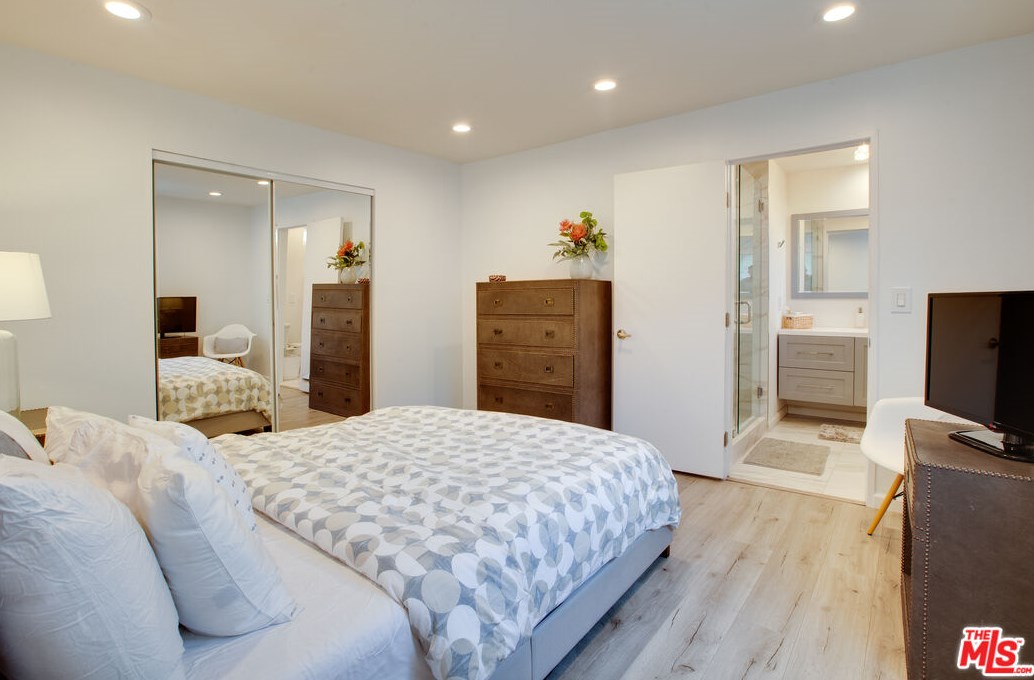 1322 Meadowbrook Ave, Los Angeles CA  90019-2871 exterior
