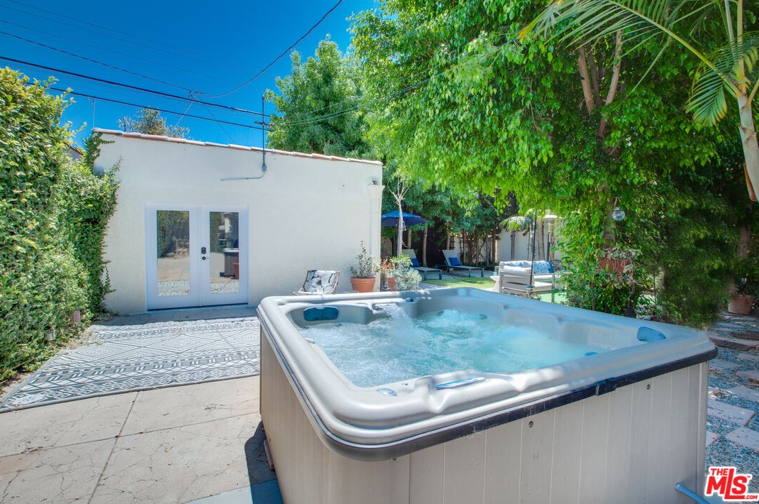 1322 Meadowbrook Ave, Los Angeles CA  90019-2871 exterior