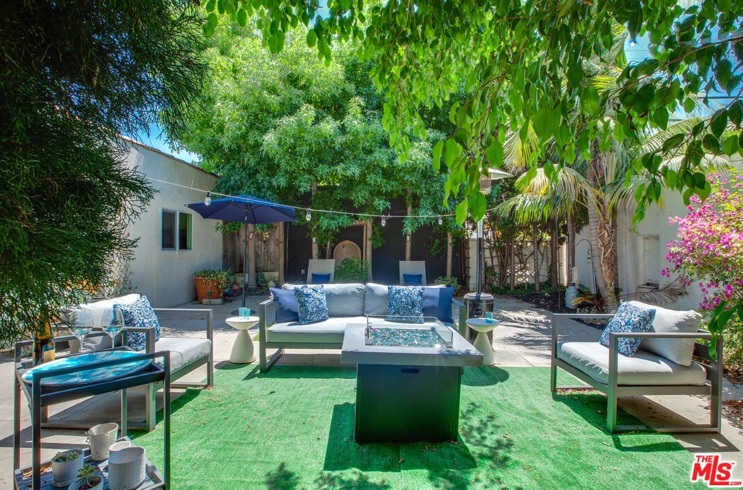1322 Meadowbrook Ave, Los Angeles CA  90019-2871 exterior