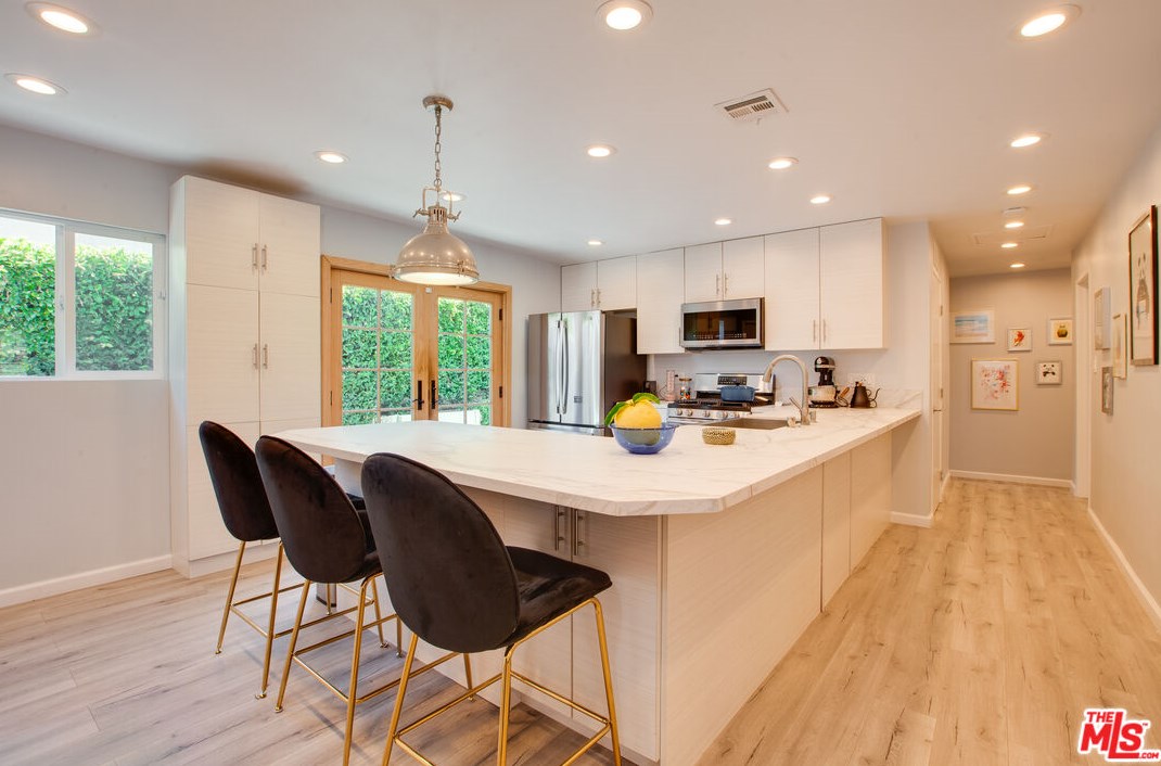 1322 Meadowbrook Ave, Los Angeles CA  90019-2871 exterior