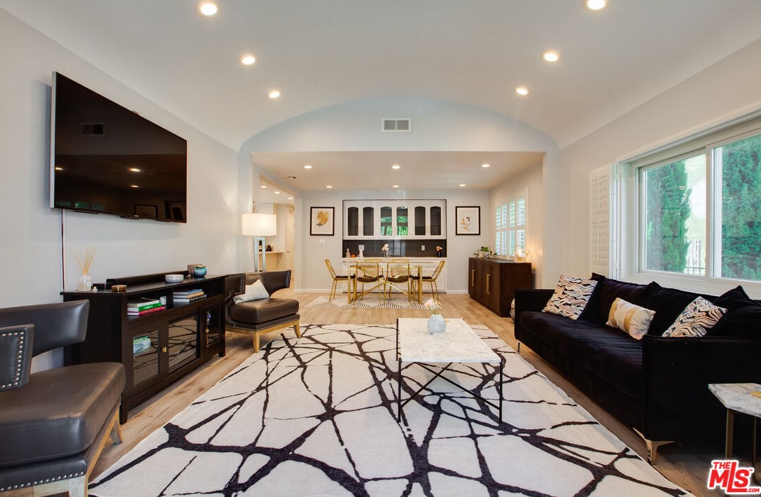 1322 Meadowbrook Ave, Los Angeles CA  90019-2871 exterior