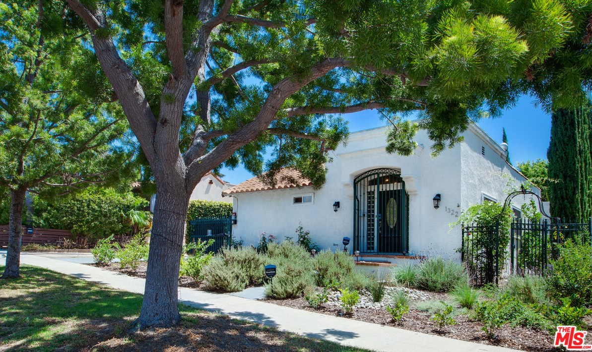 1322 Meadowbrook Ave, Los Angeles CA  90019-2871 exterior