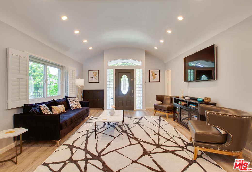 1322 Meadowbrook Ave, Los Angeles CA  90019-2871 exterior