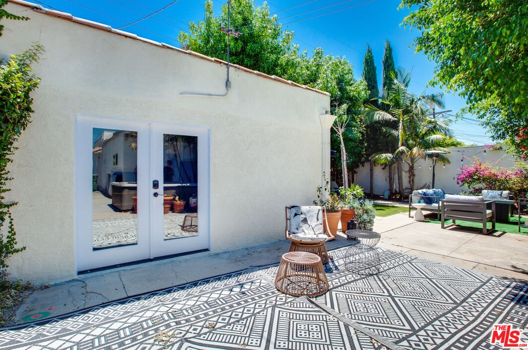 1322 Meadowbrook Ave, Los Angeles CA  90019-2871 exterior