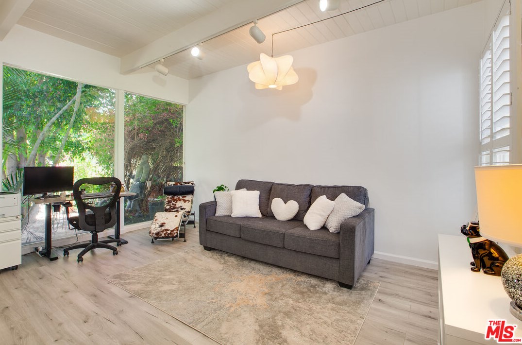 1322 Meadowbrook Ave, Los Angeles CA  90019-2871 exterior