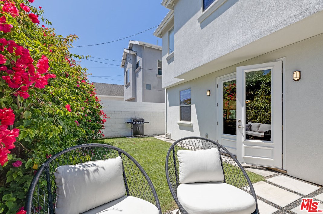 8308 Altavan Ave, Los Angeles CA  90045-2524 exterior