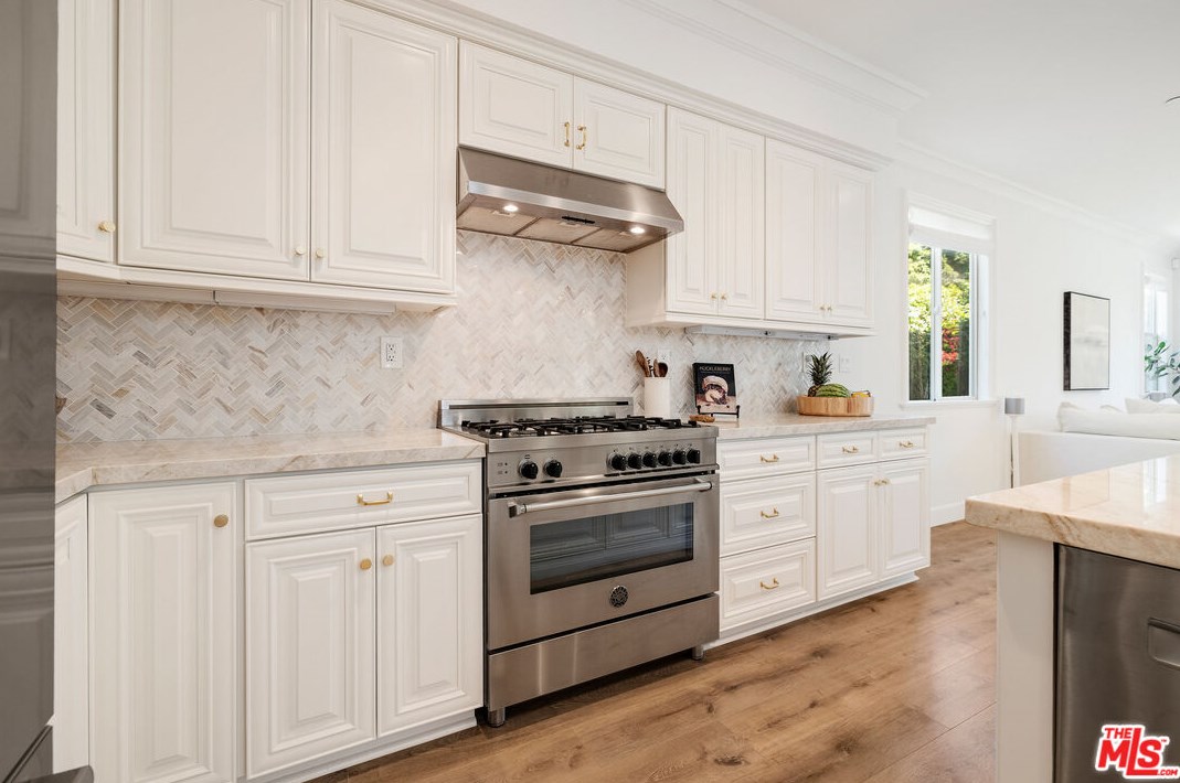 8308 Altavan Ave, Los Angeles CA  90045-2524 exterior