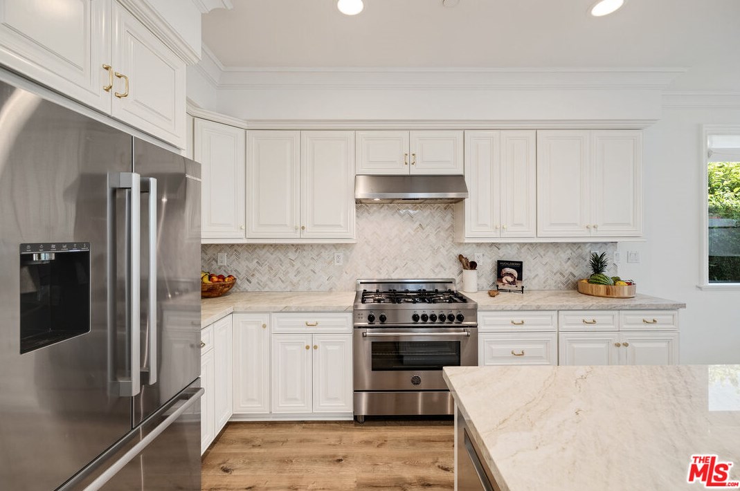 8308 Altavan Ave, Los Angeles CA  90045-2524 exterior