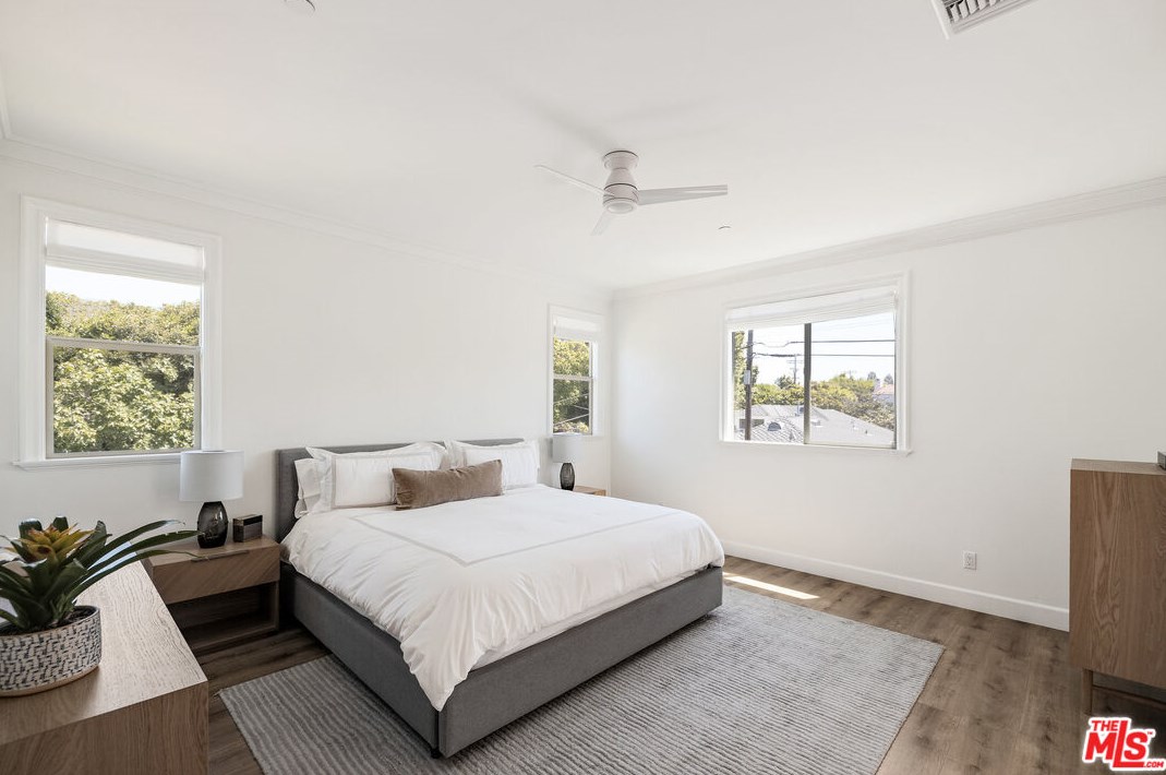 8308 Altavan Ave, Los Angeles CA  90045-2524 exterior