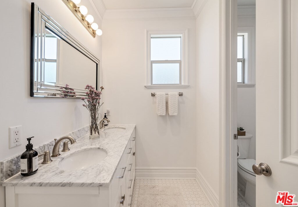 8308 Altavan Ave, Los Angeles CA  90045-2524 exterior