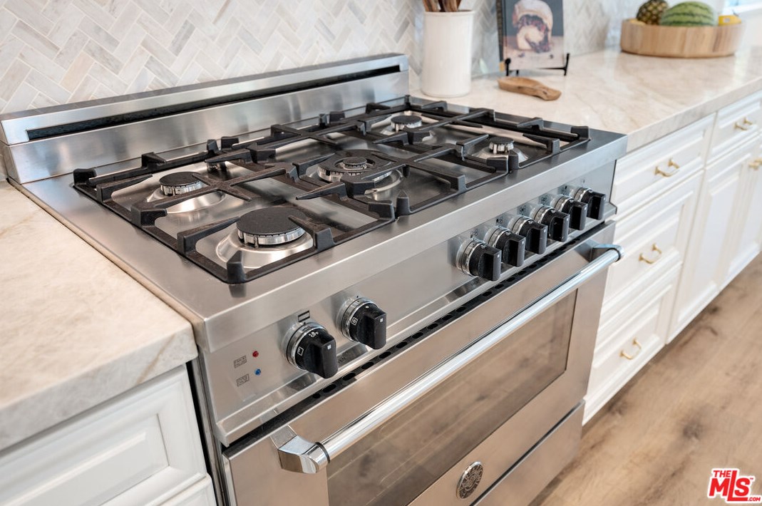 8308 Altavan Ave, Los Angeles CA  90045-2524 exterior