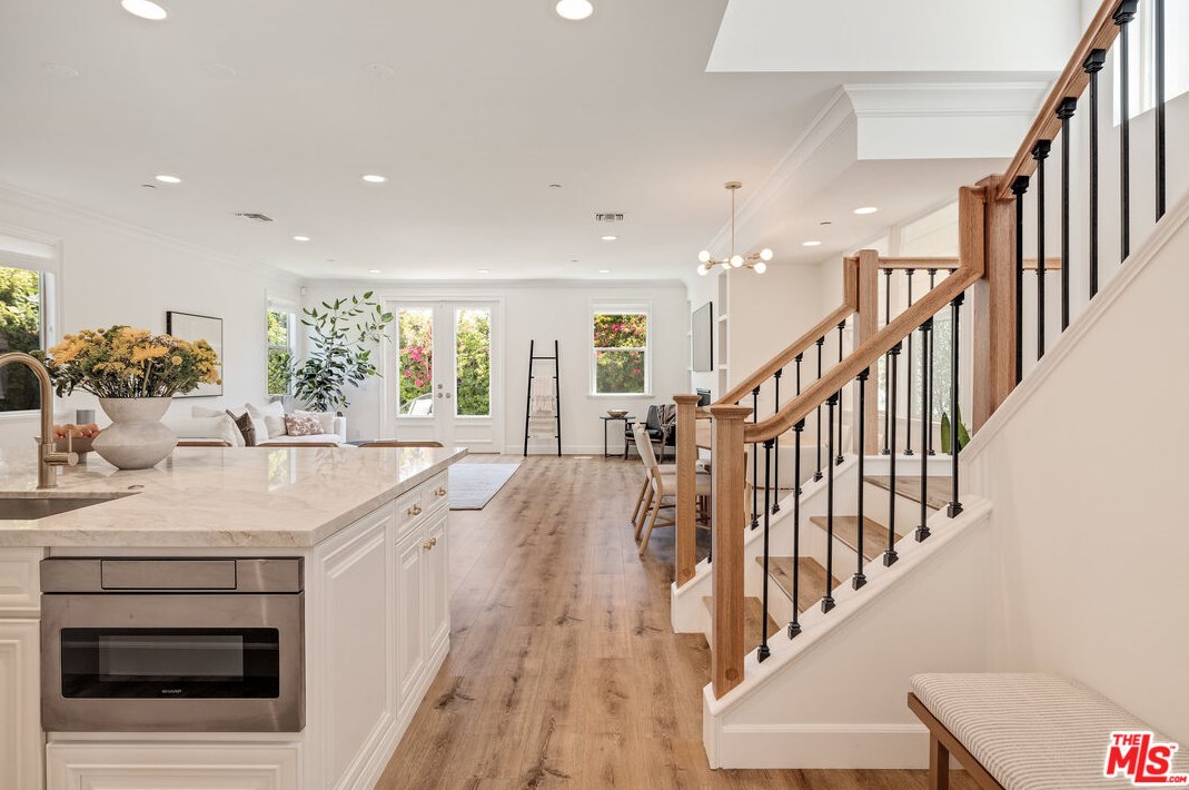 8308 Altavan Ave, Los Angeles CA  90045-2524 exterior