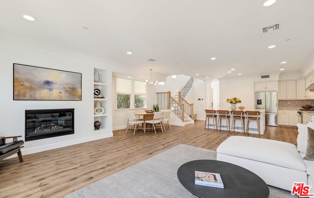 8308 Altavan Ave, Los Angeles CA  90045-2524 exterior