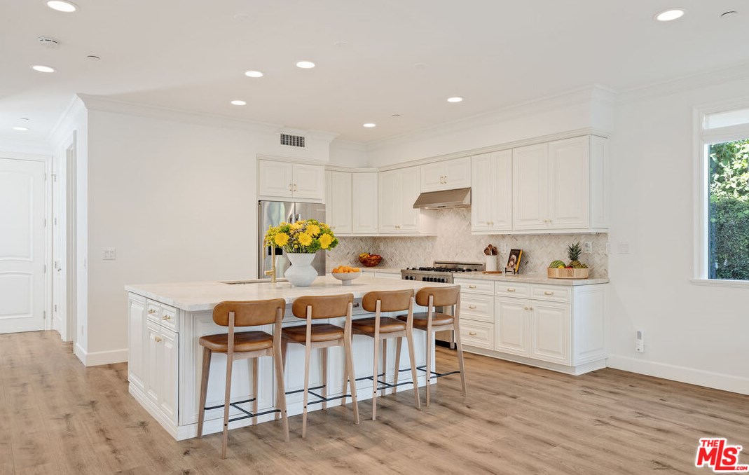 8308 Altavan Ave, Los Angeles CA  90045-2524 exterior