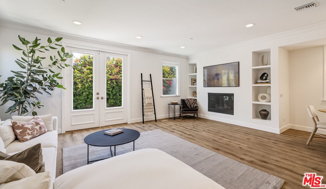 8308 Altavan Ave, Los Angeles CA  90045-2524 exterior