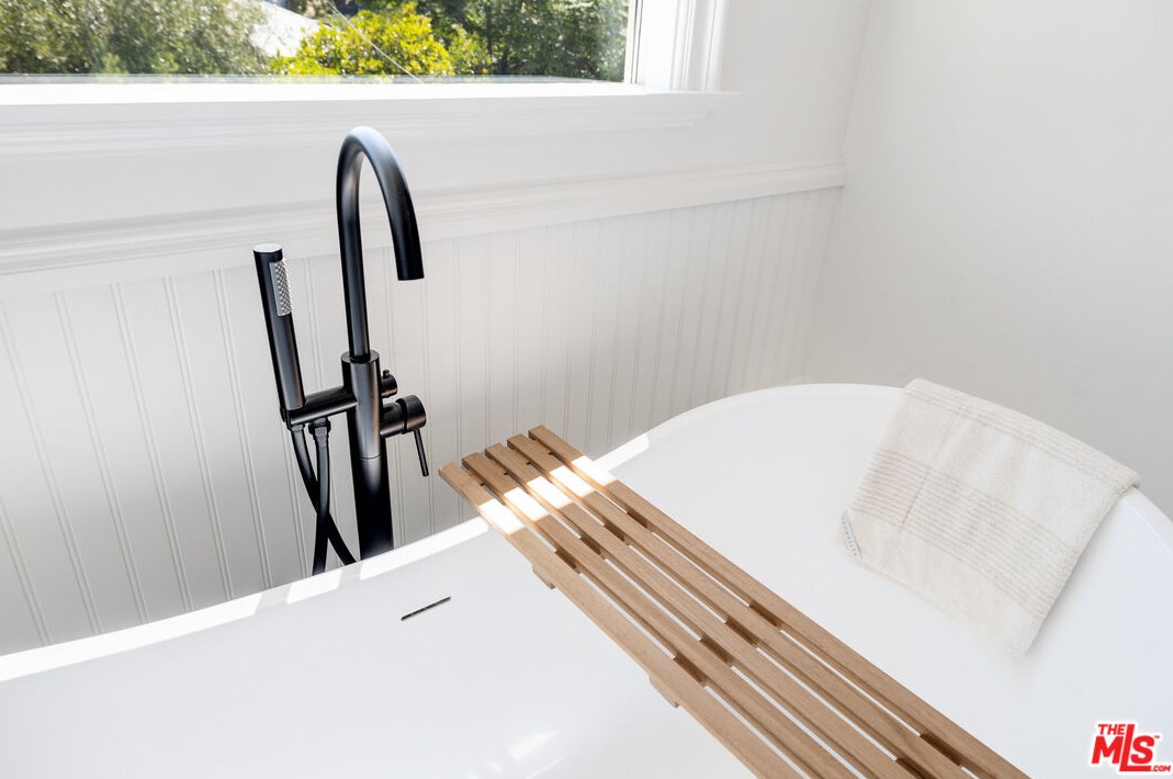 8308 Altavan Ave, Los Angeles CA  90045-2524 exterior