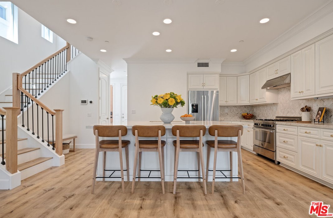 8308 Altavan Ave, Los Angeles CA  90045-2524 exterior