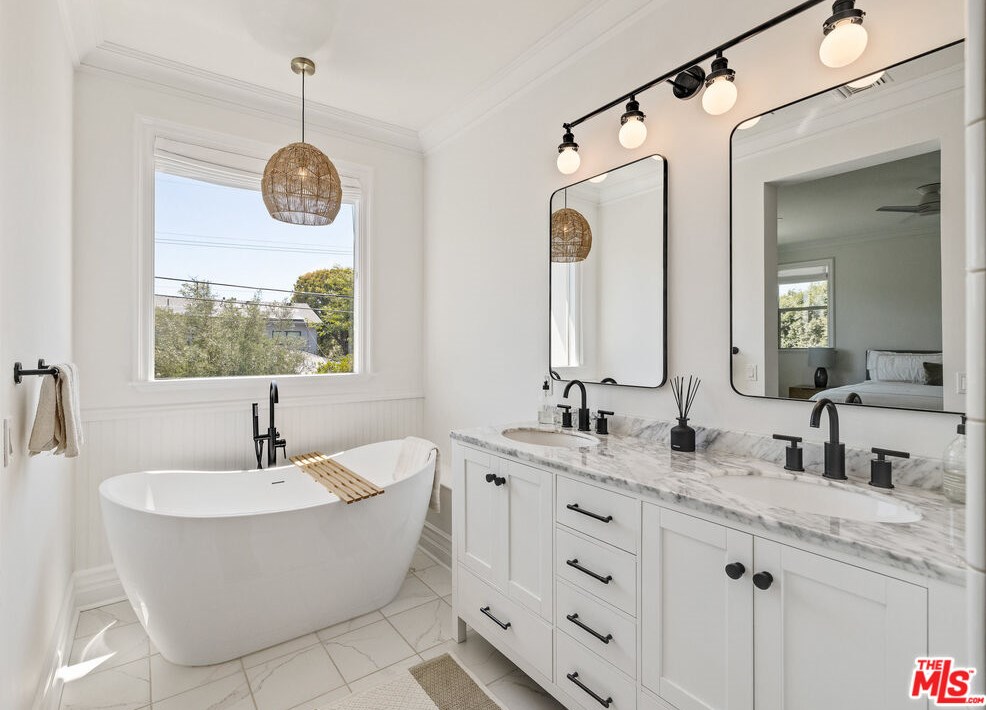 8308 Altavan Ave, Los Angeles CA  90045-2524 exterior