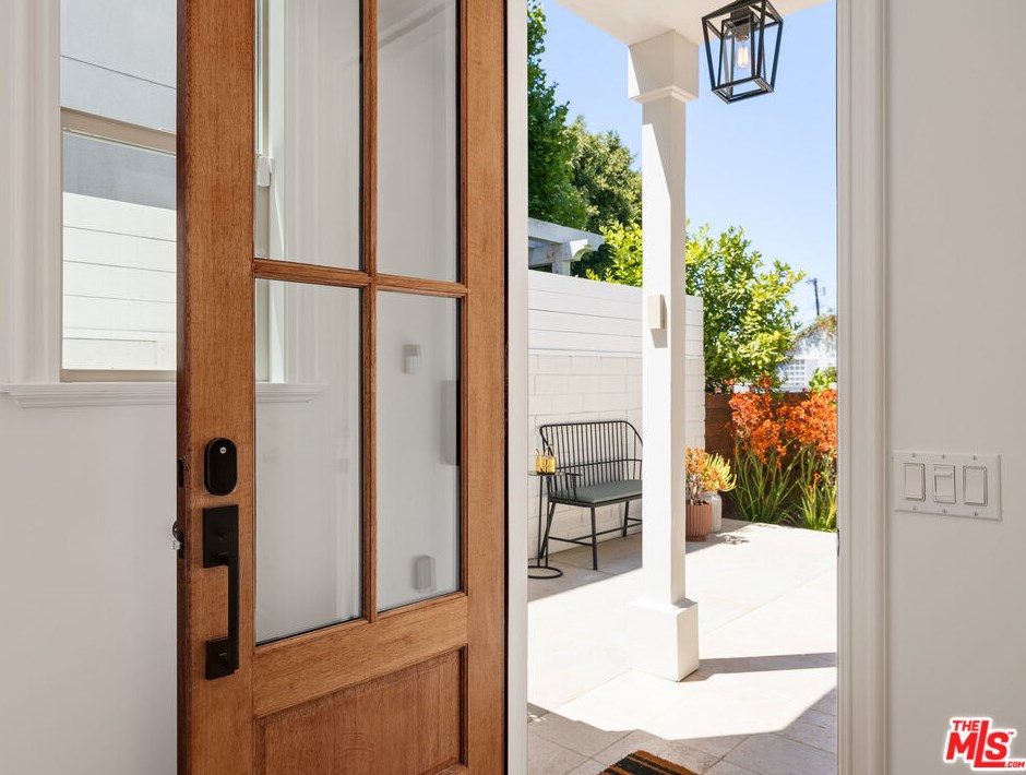 8308 Altavan Ave, Los Angeles CA  90045-2524 exterior