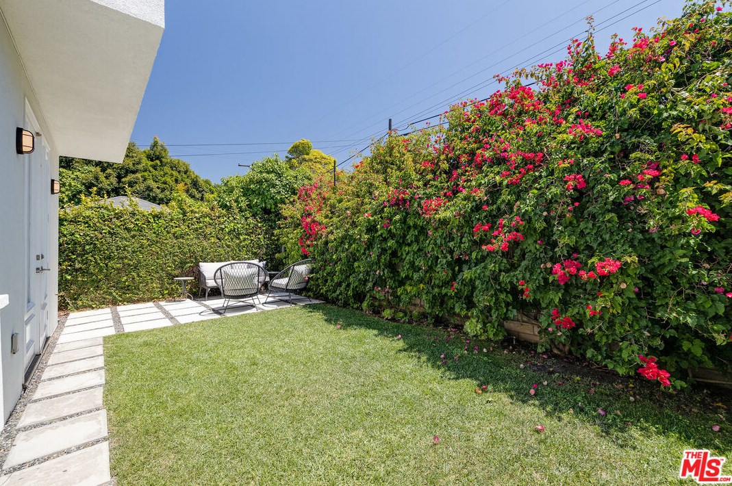 8308 Altavan Ave, Los Angeles CA  90045-2524 exterior