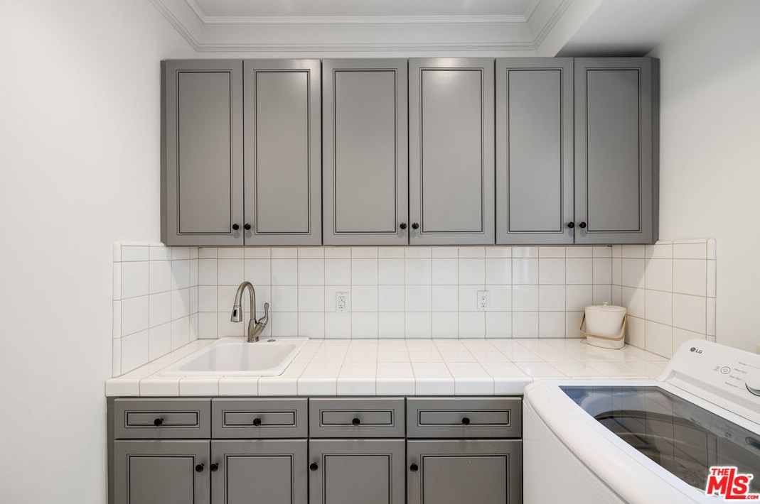 8308 Altavan Ave, Los Angeles CA  90045-2524 exterior