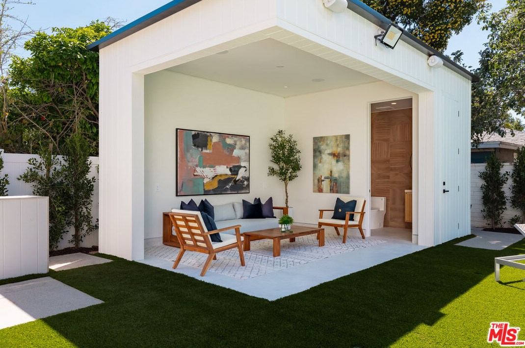 5529 Ranchito Ave, Van Nuys CA  91401-5806 exterior