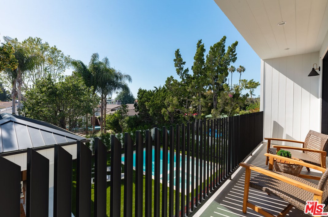 5529 Ranchito Ave, Van Nuys CA  91401-5806 exterior