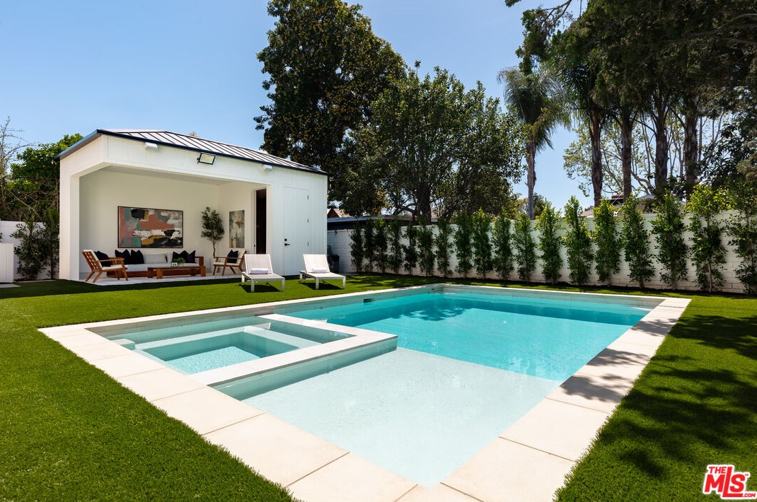 5529 Ranchito Ave, Van Nuys CA  91401-5806 exterior