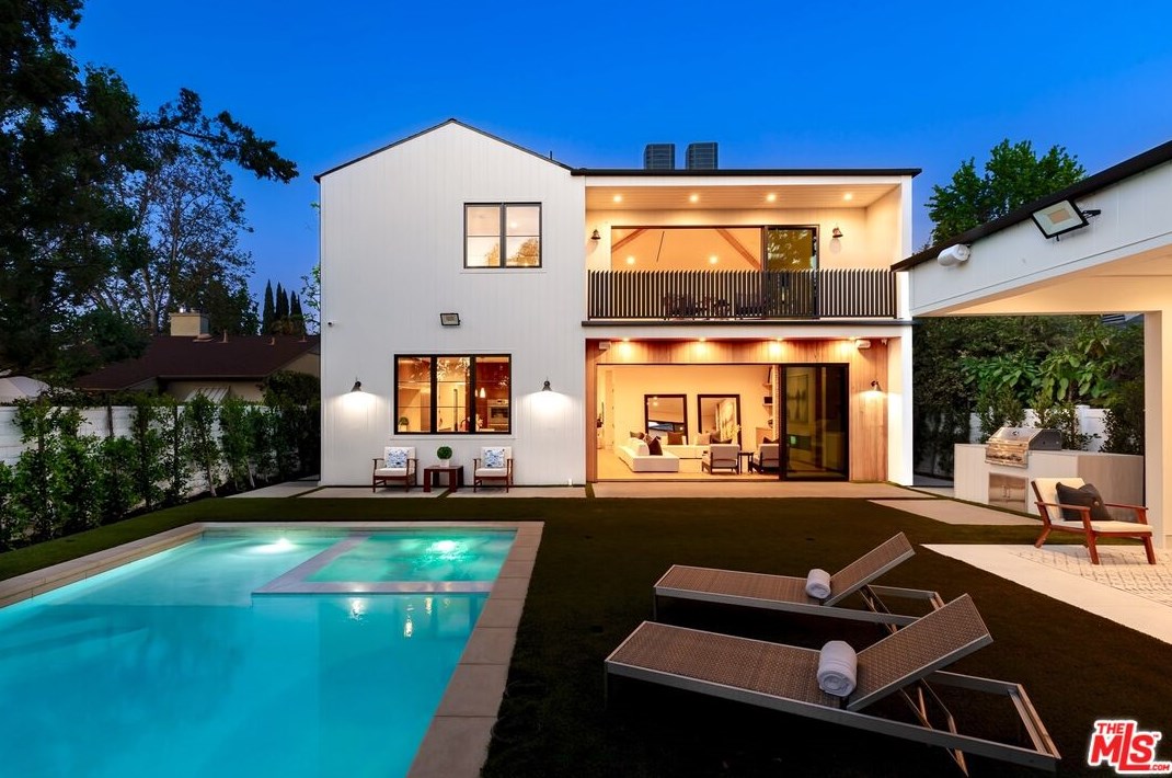 5529 Ranchito Ave, Van Nuys CA  91401-5806 exterior