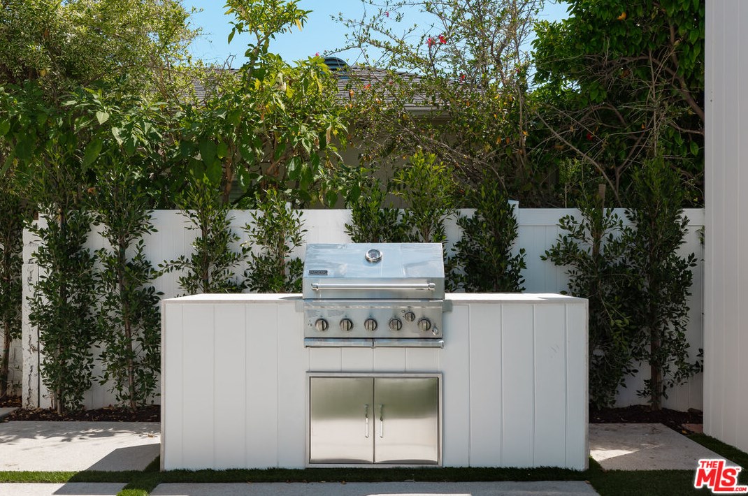 5529 Ranchito Ave, Van Nuys CA  91401-5806 exterior