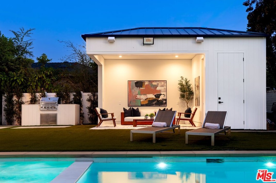 5529 Ranchito Ave, Van Nuys CA  91401-5806 exterior
