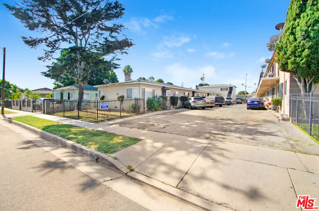 1232 94th St, Los Angeles CA  90044-1938 exterior