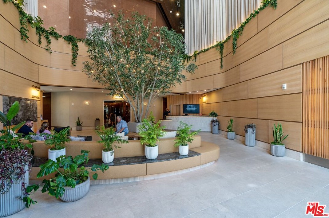1100 Wilshire Blvd, Los Angeles CA  90017-1904 exterior