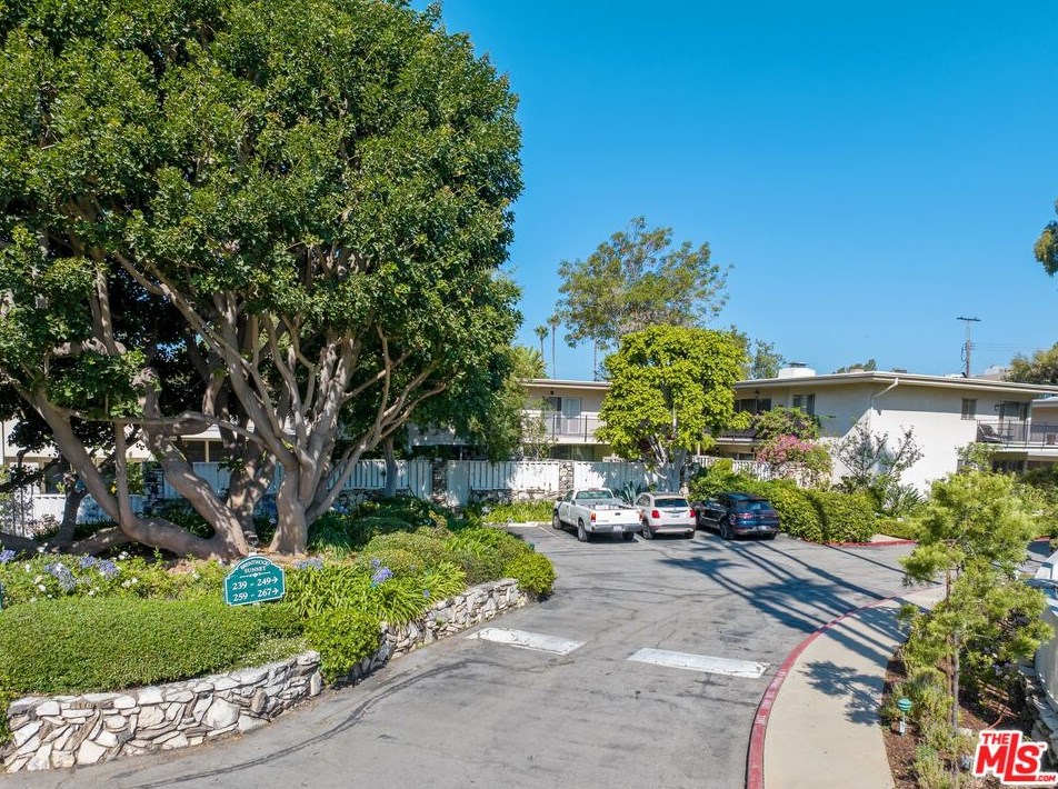 285 Barrington Ave, Los Angeles CA  90049-3366 exterior