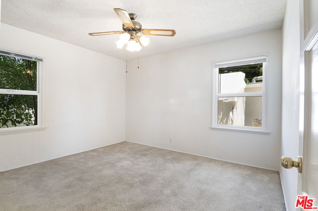 6943 Zelzah Ave, Los Angeles CA  91335-4832 exterior
