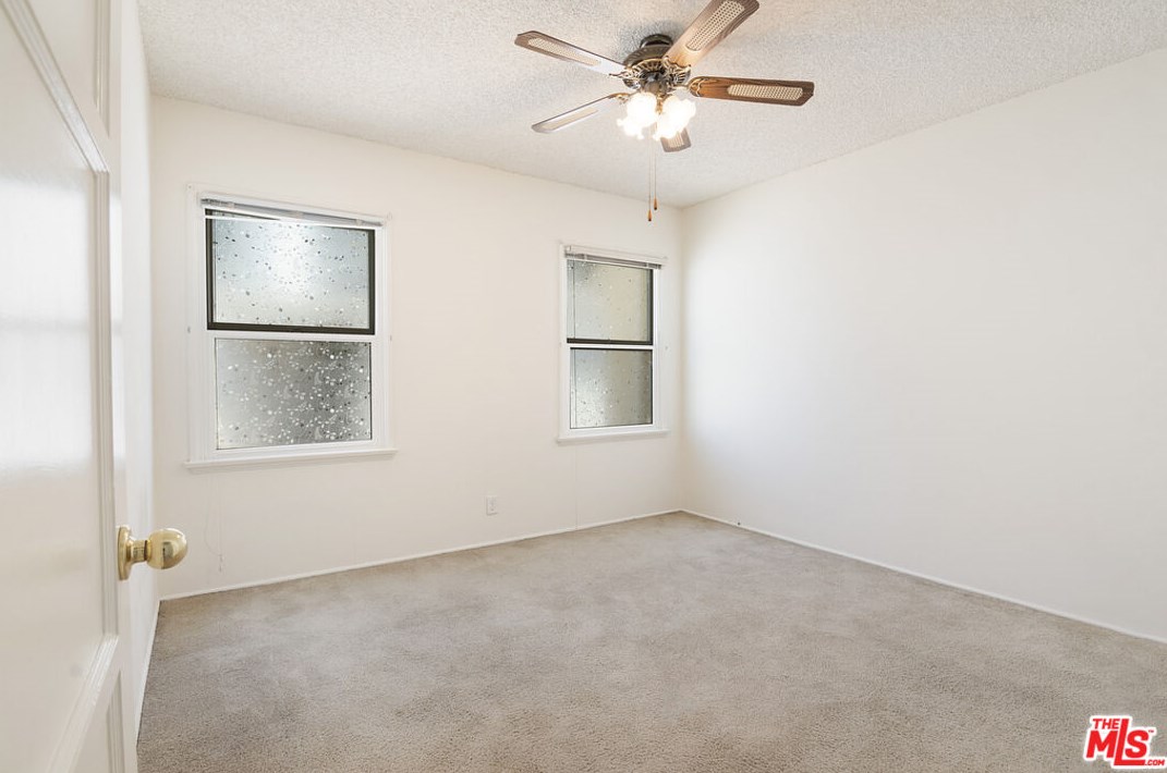 6943 Zelzah Ave, Los Angeles CA  91335-4832 exterior