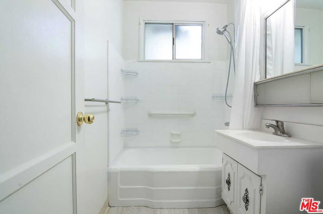 6943 Zelzah Ave, Los Angeles CA  91335-4832 exterior
