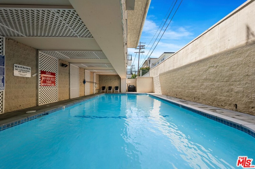 11645 Montana Ave, Los Angeles CA  90049-4663 exterior