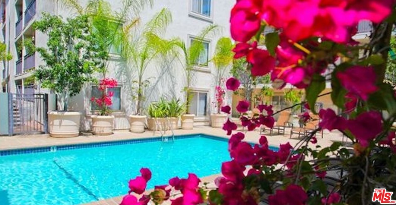 141 Clark Dr, Los Angeles CA  90048-3212 exterior